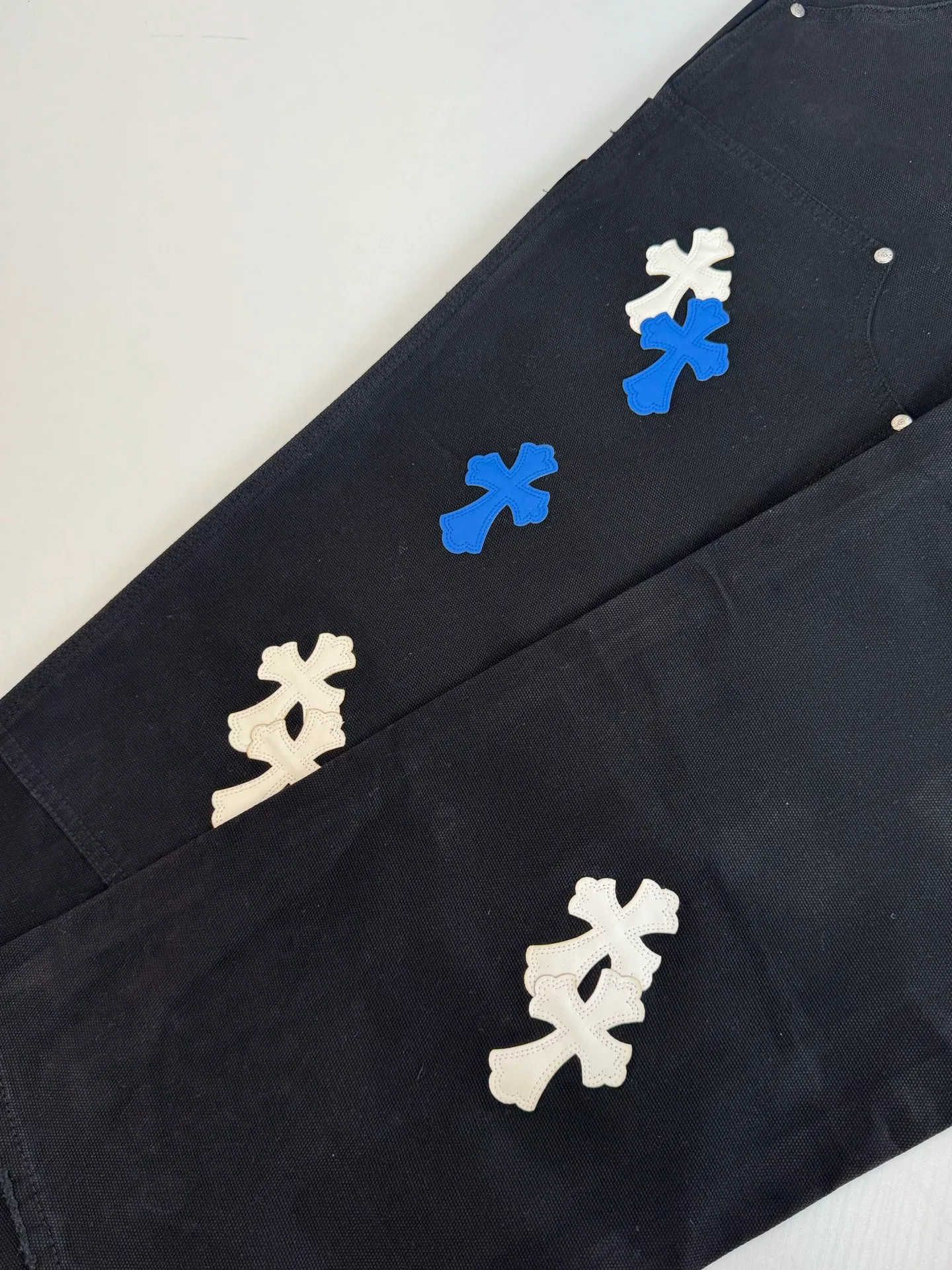 P670 Chrome Heart*/Chrome Heart CH leather work jeans are made of twill high-ounce washed denim fabric, exclusive ch-specific logging overalls pattern (not Levi's Vintage) custom-woven and dyed fabric, and the two-color cross is cowhide + sheepskin (all leather imported from Italy is custom-dyed separately, with consistent texture and no color difference). The stitch length, thread color, and wiring of the car are exactly the same. The inner lining is jacquard, with embroidery on the waist, 925 silver hardware, and heavy-duty washing and manual polishing.  Size: 32/34/36/38